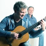 Mikulec und Pardeller spielen Gitarre
